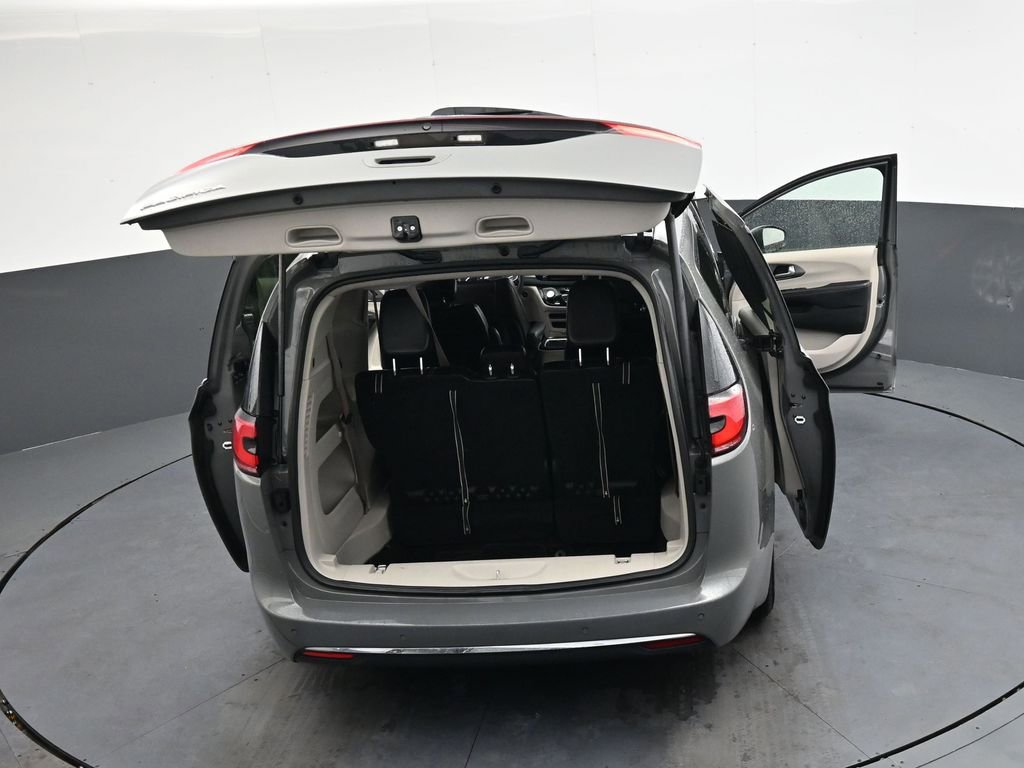Used 2023 Chrysler Pacifica Touring-L image 44