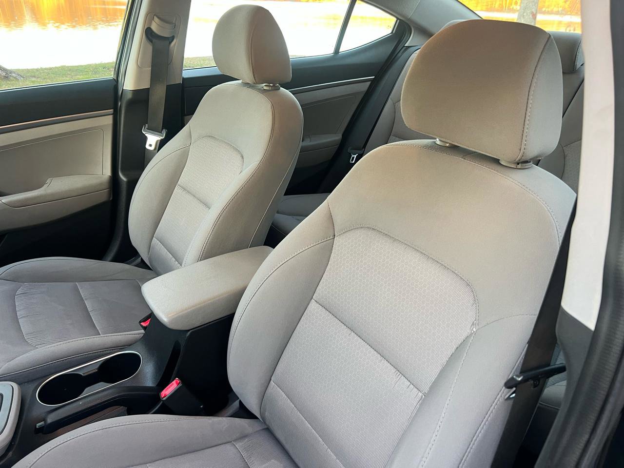 Used 2018 Hyundai Elantra SE image 31