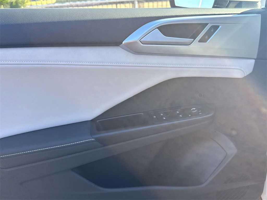 Used 2025 Volkswagen Taos SE image 12