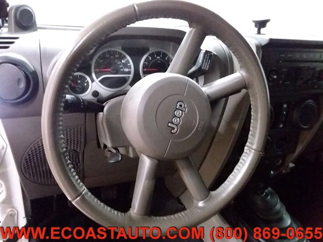 Used 2010 Jeep Wrangler Unlimited Rubicon AWD/4WD image 11