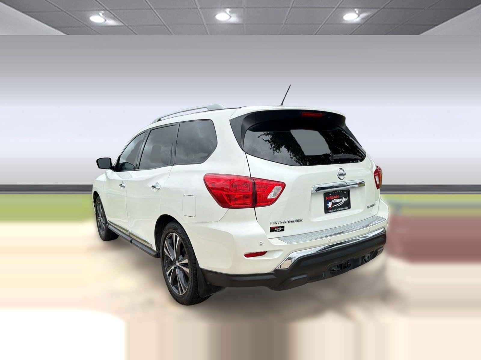 Used 2017 Nissan Pathfinder Platinum FWD image 3