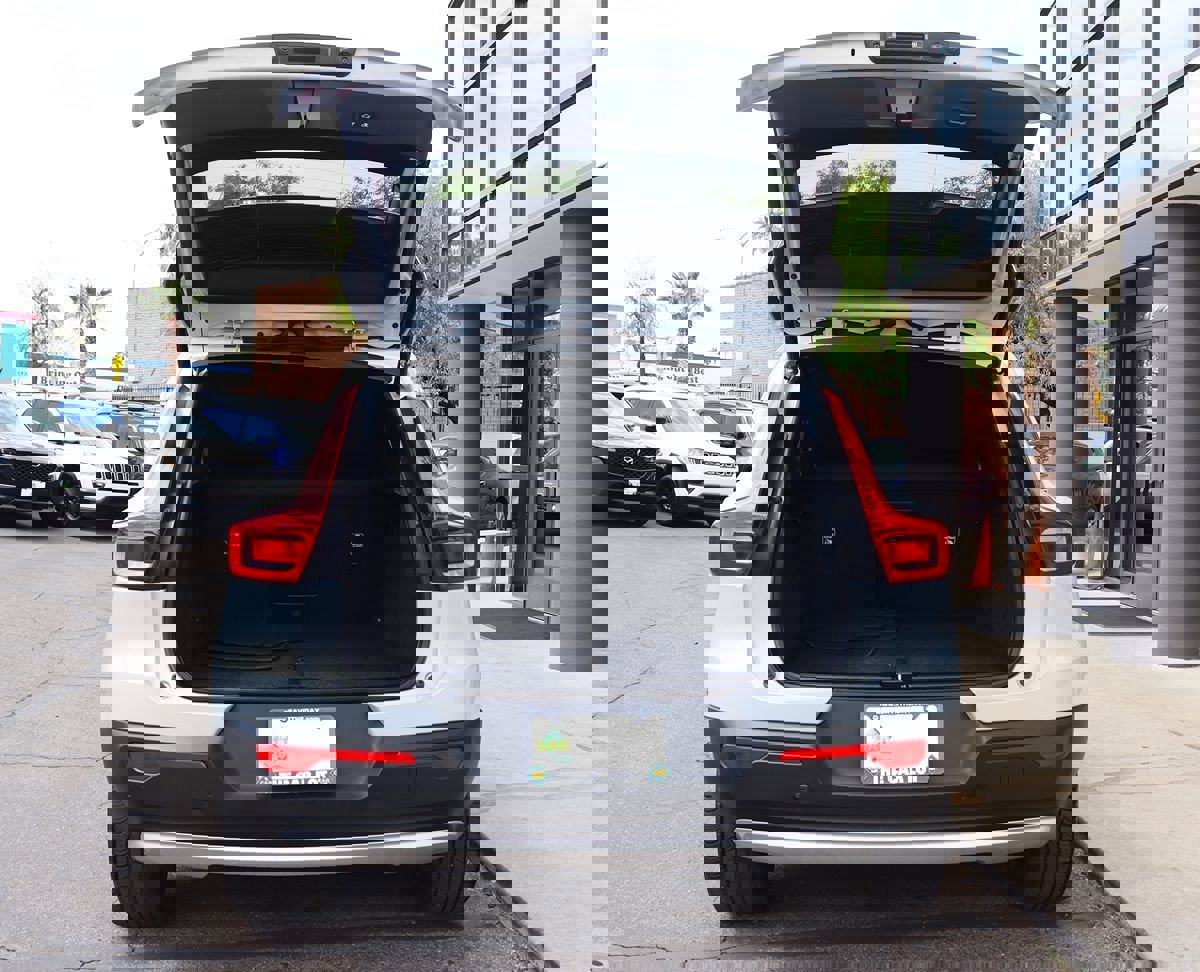 Used 2022 Volvo XC40 T4 Momentum image 14