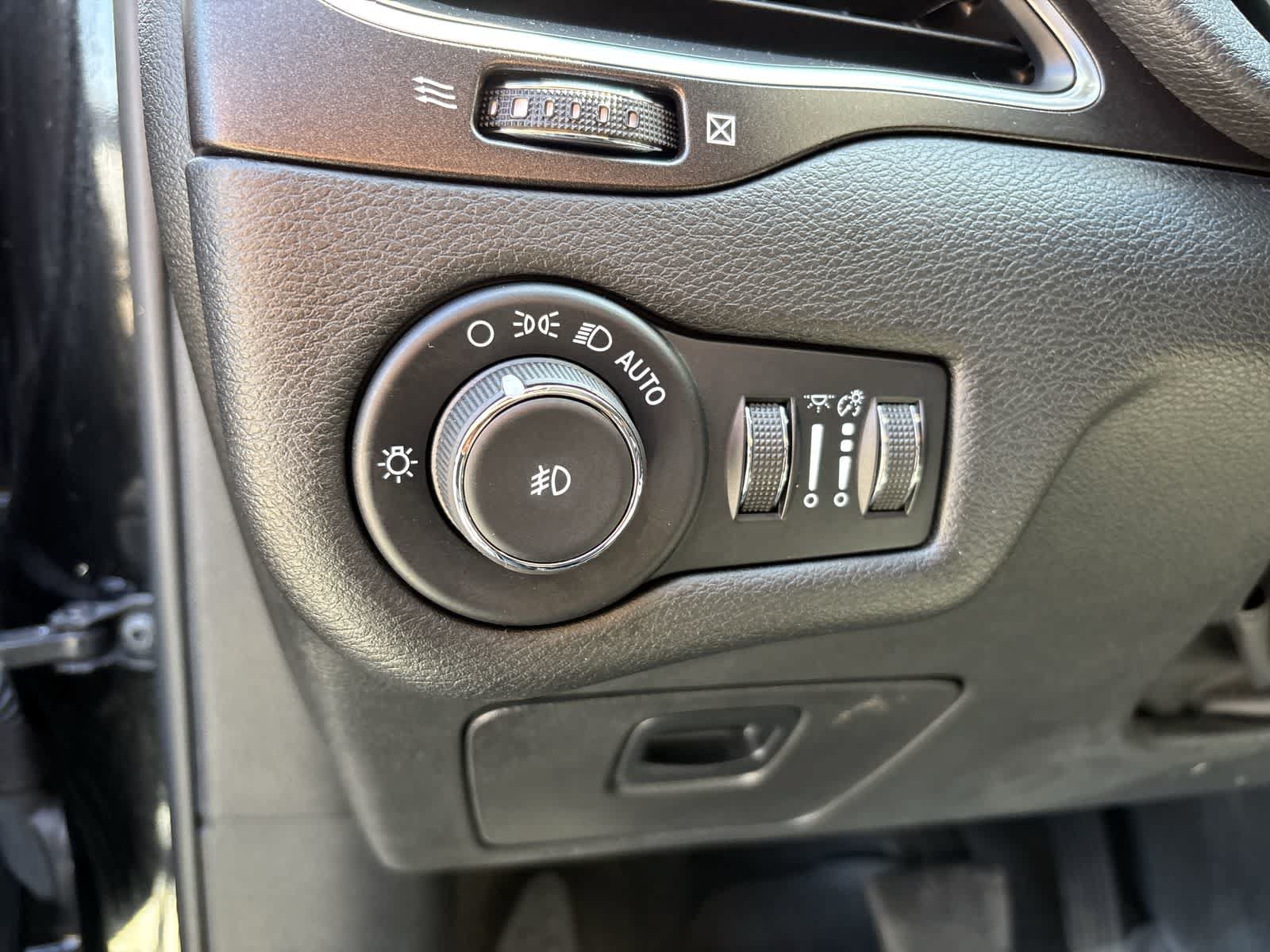 Used 2022 Jeep Cherokee Trailhawk AWD/4WD image 10