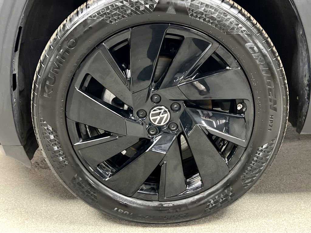 Used 2025 Volkswagen Atlas Cross Sport SE w/ Black Wheel Package image 36