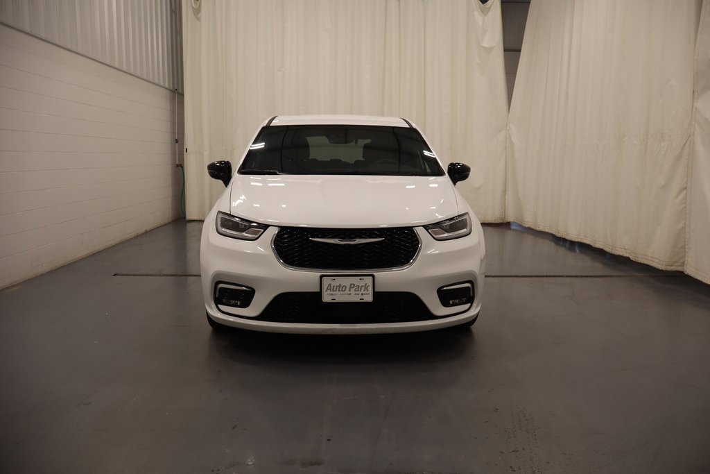 Used 2025 Chrysler Pacifica Select image 3