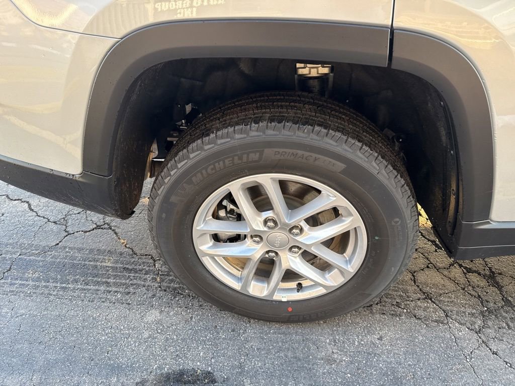 New 2025 Jeep Grand Cherokee L Laredo image 17