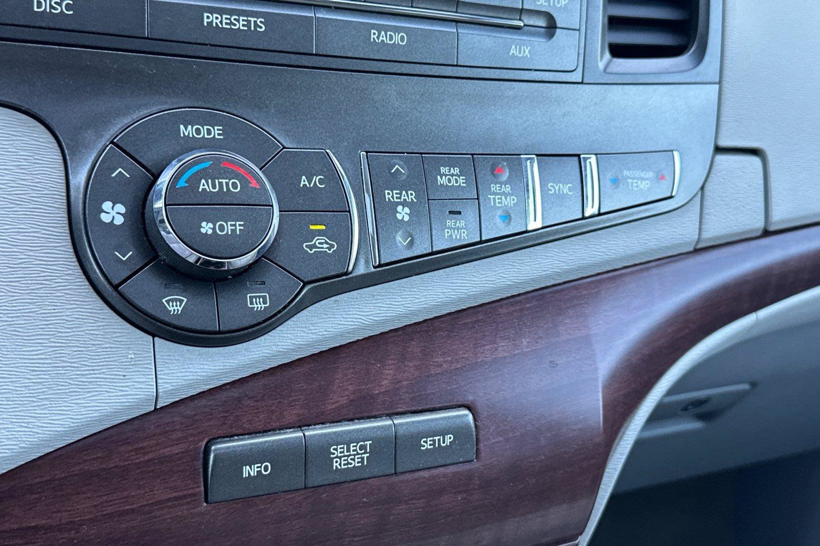Used 2014 Toyota Sienna XLE FWD image 21
