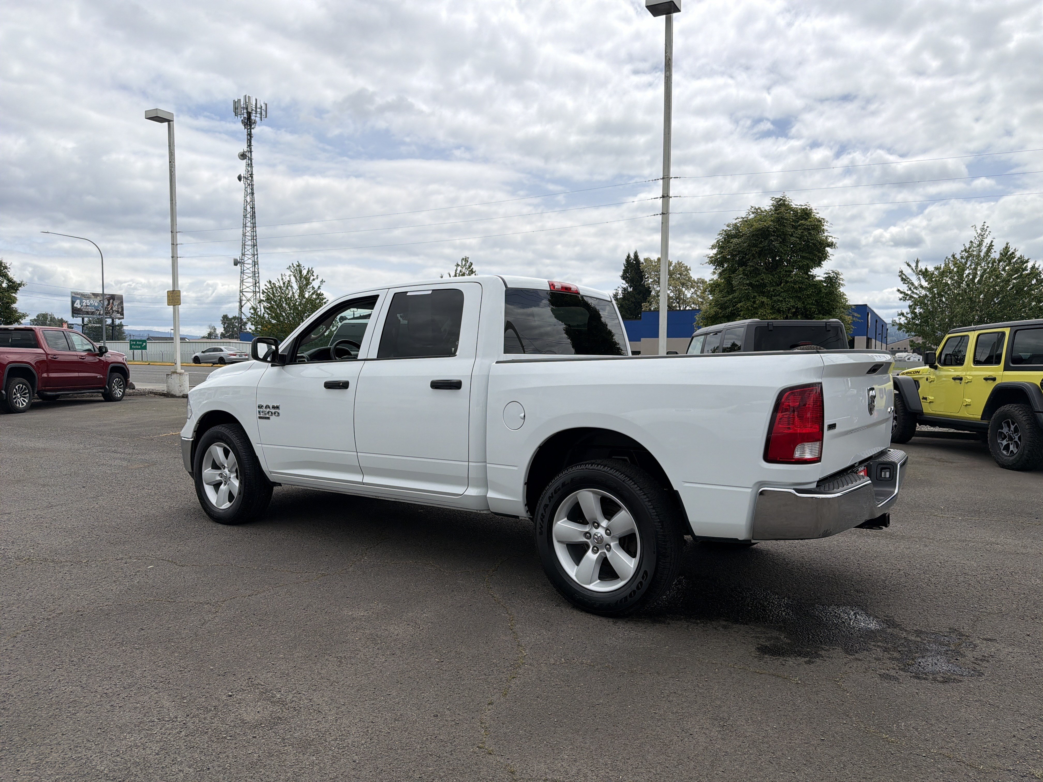 Used 2022 RAM 1500 Classic SLT AWD/4WD image 3
