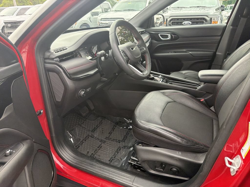 Used 2023 Jeep Compass Trailhawk w/ Trailhawk Convenience Group AWD/4WD image 11