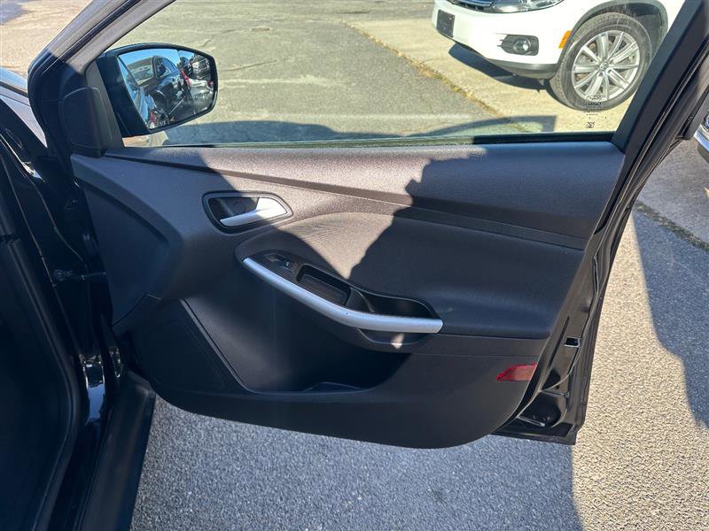 Used 2014 Ford Focus SE w/ Equipment Group 201A image 27