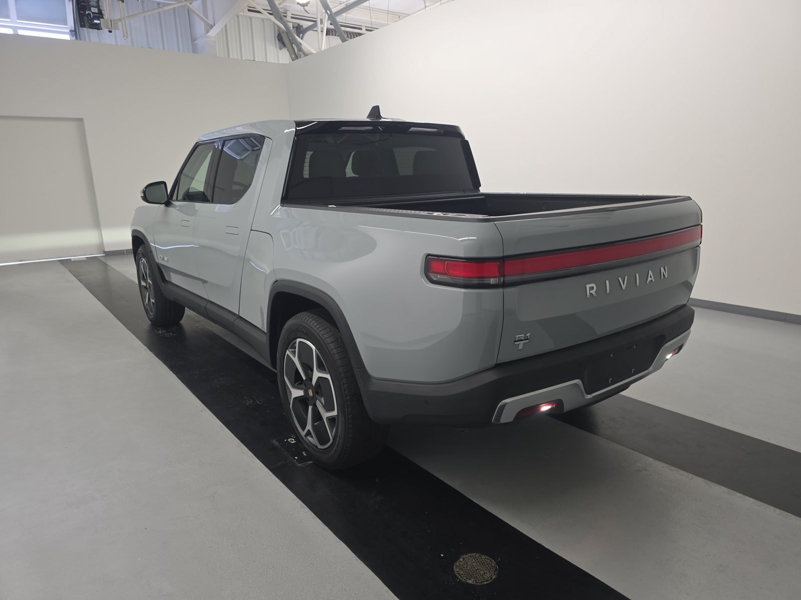 Used 2024 Rivian R1T Adventure Dual AWD/4WD image 3