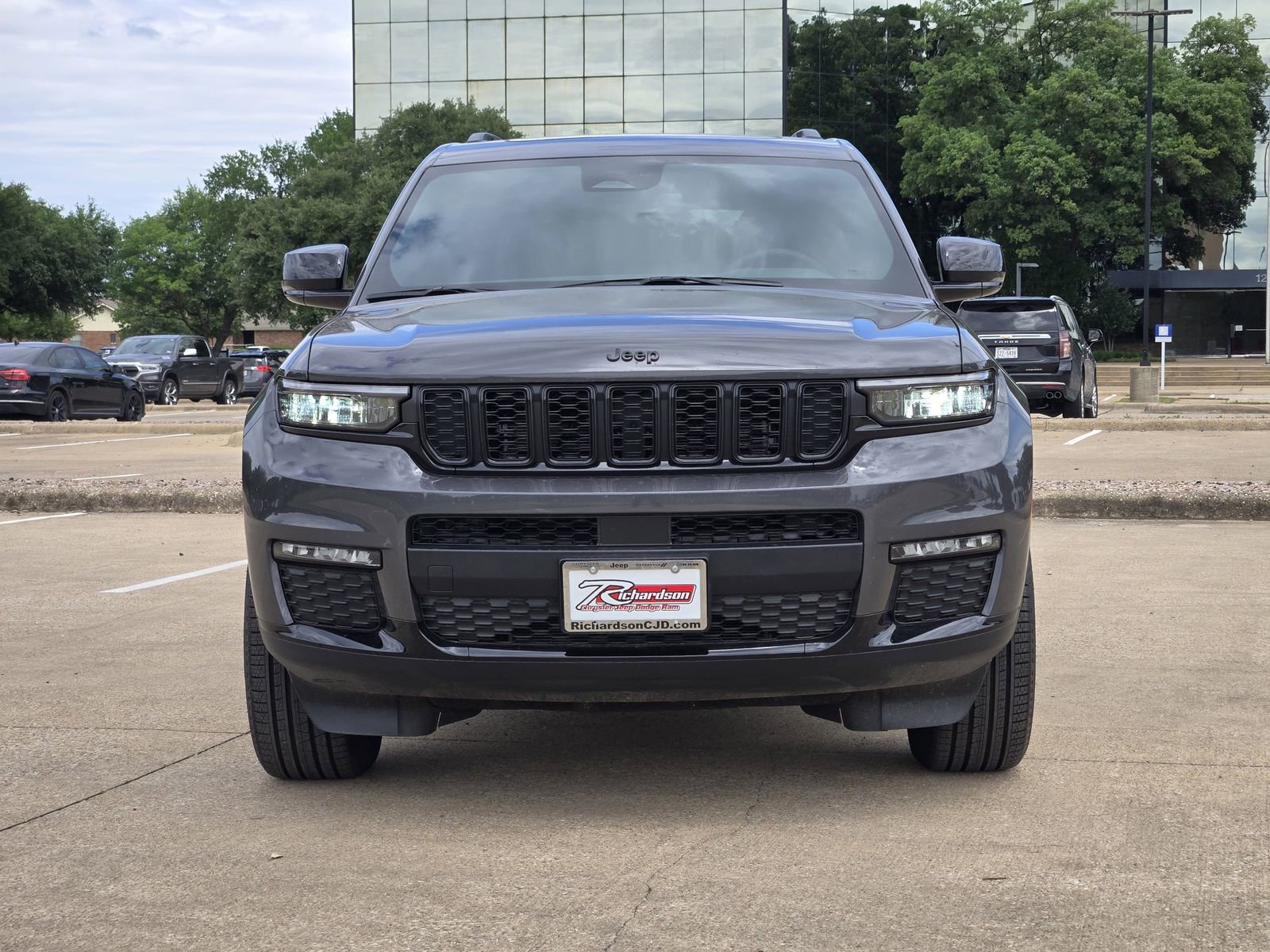 New 2025 Jeep Grand Cherokee L Limited w/ Black Appearance Package AWD/4WD image 8