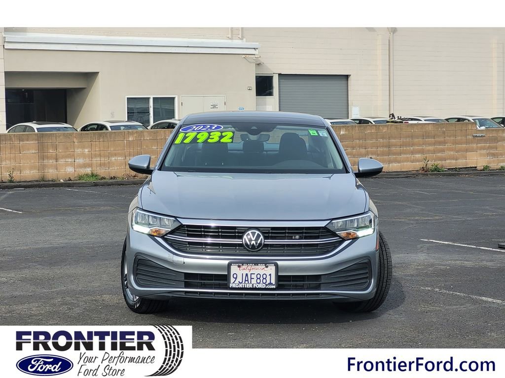 Used 2023 Volkswagen Jetta SE image 3