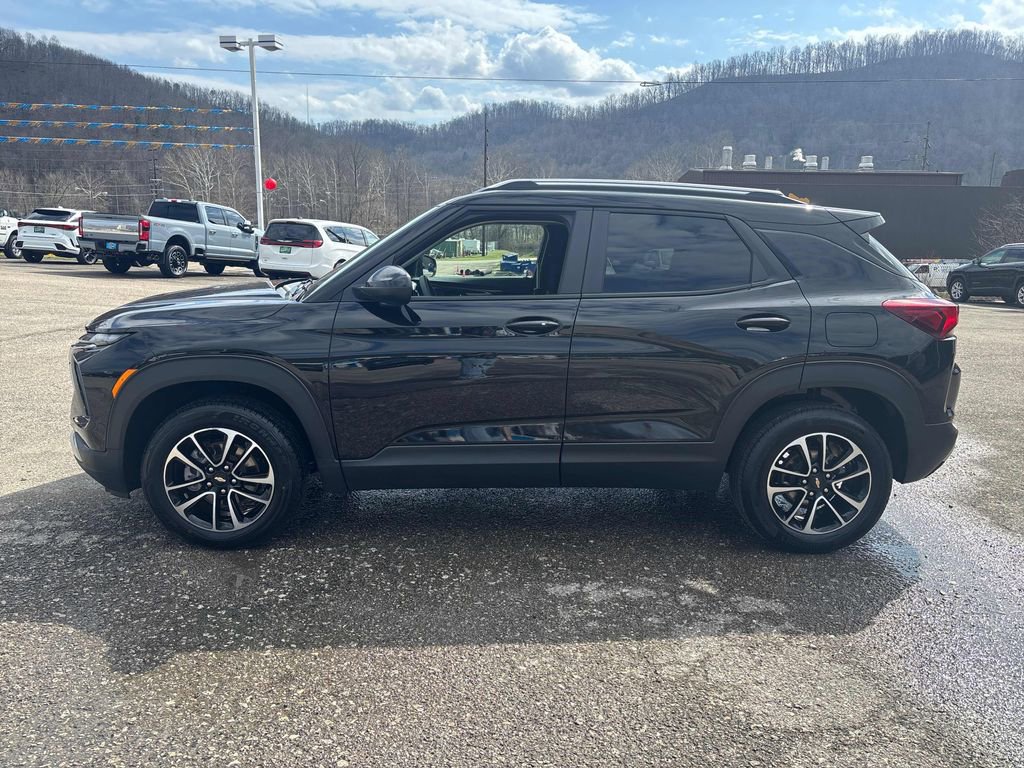 Used 2025 Chevrolet TrailBlazer LT image 2