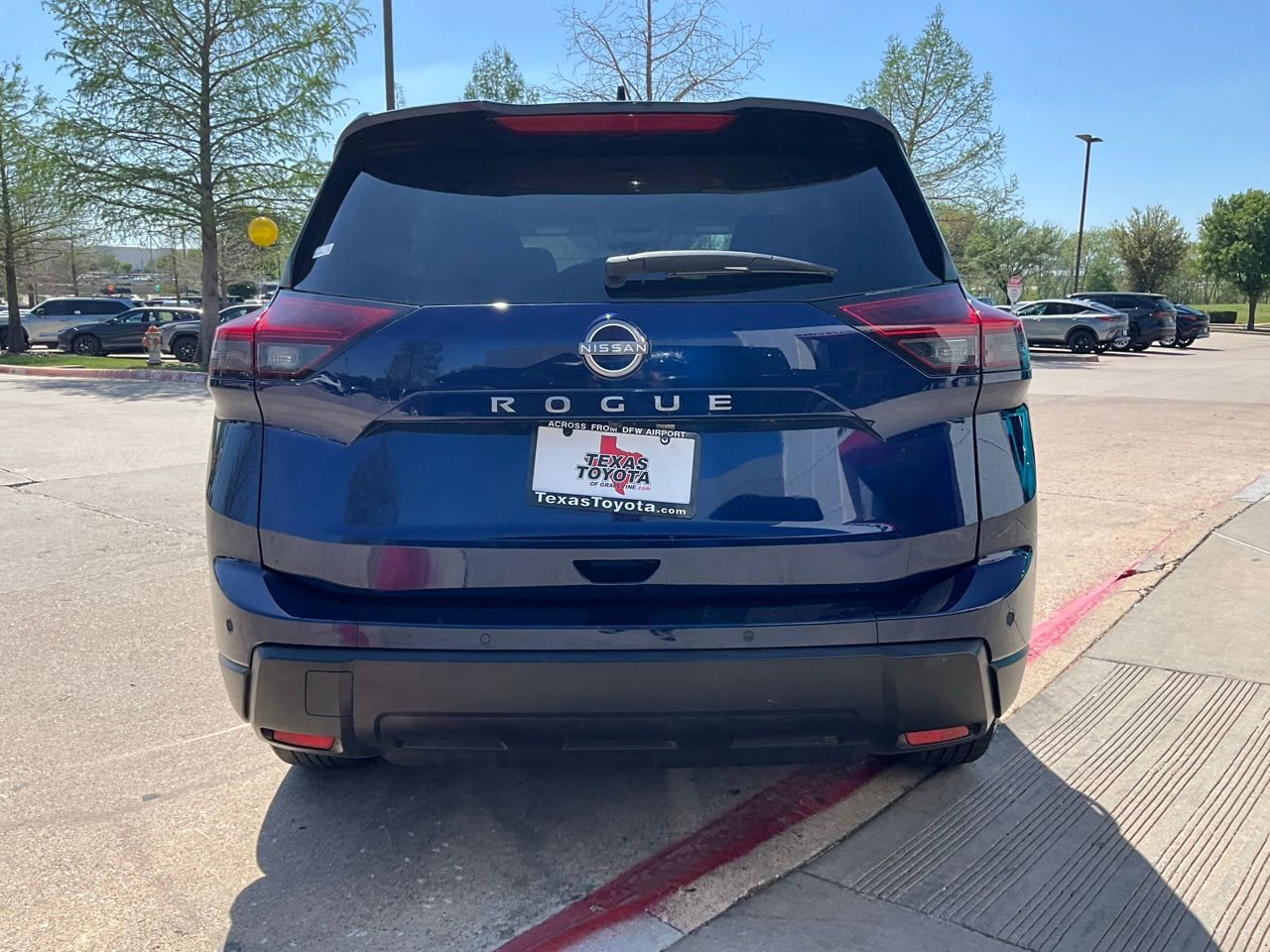 Used 2025 Nissan Rogue SV FWD image 7