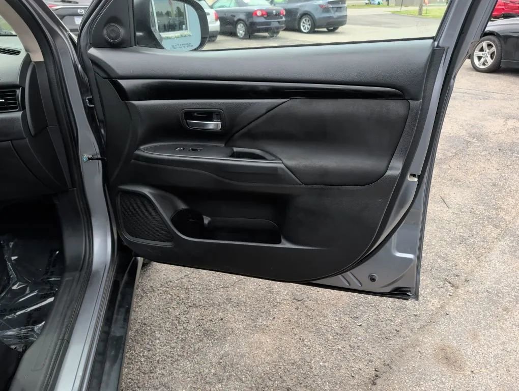 Used 2019 Mitsubishi Outlander ES FWD image 15