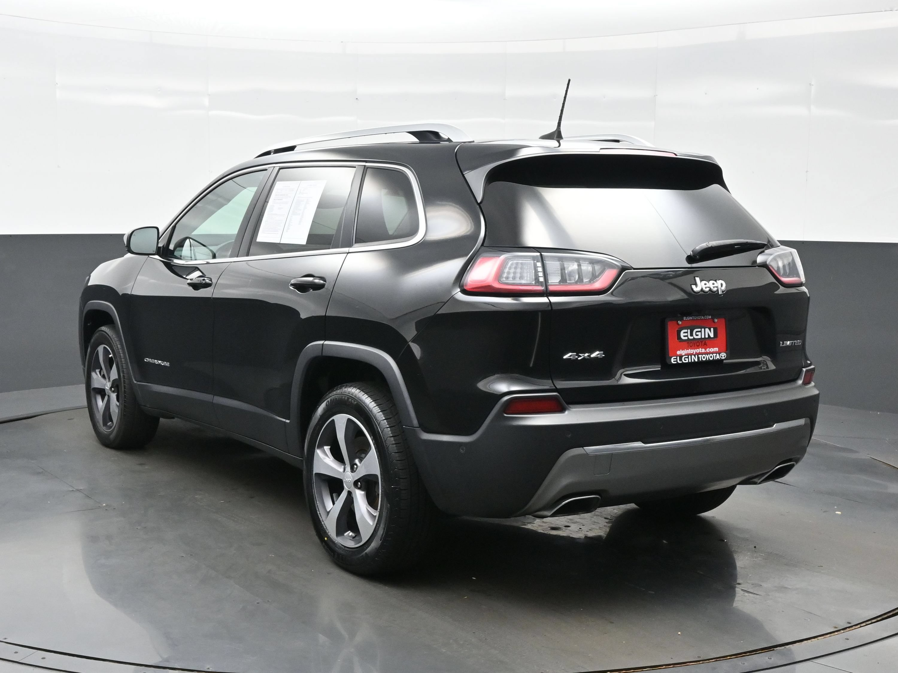 Used 2019 Jeep Cherokee Limited w/ Luxury Group AWD/4WD image 4
