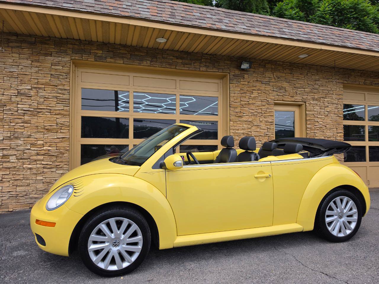Used 2008 Volkswagen Beetle SE FWD image 52