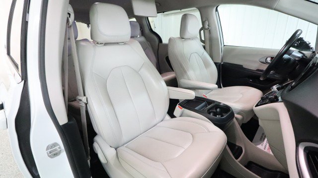 Used 2018 Chrysler Pacifica Touring-L FWD image 12