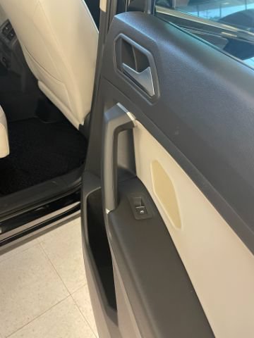 Used 2020 Volkswagen Tiguan SEL FWD image 14