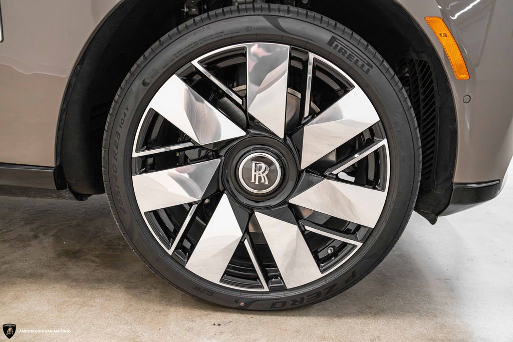Used 2025 Rolls-Royce Cullinan w/ Dynamic Package image 9