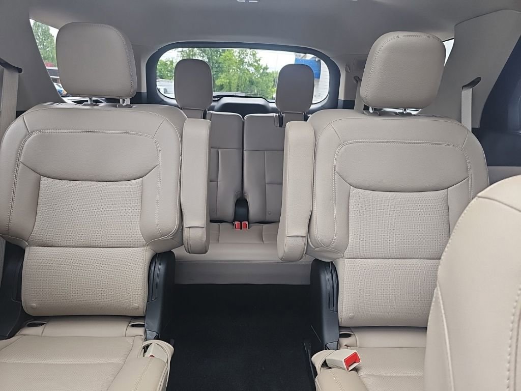 Used 2024 Ford Explorer Limited w/ Limited Technology Package RWD image 11