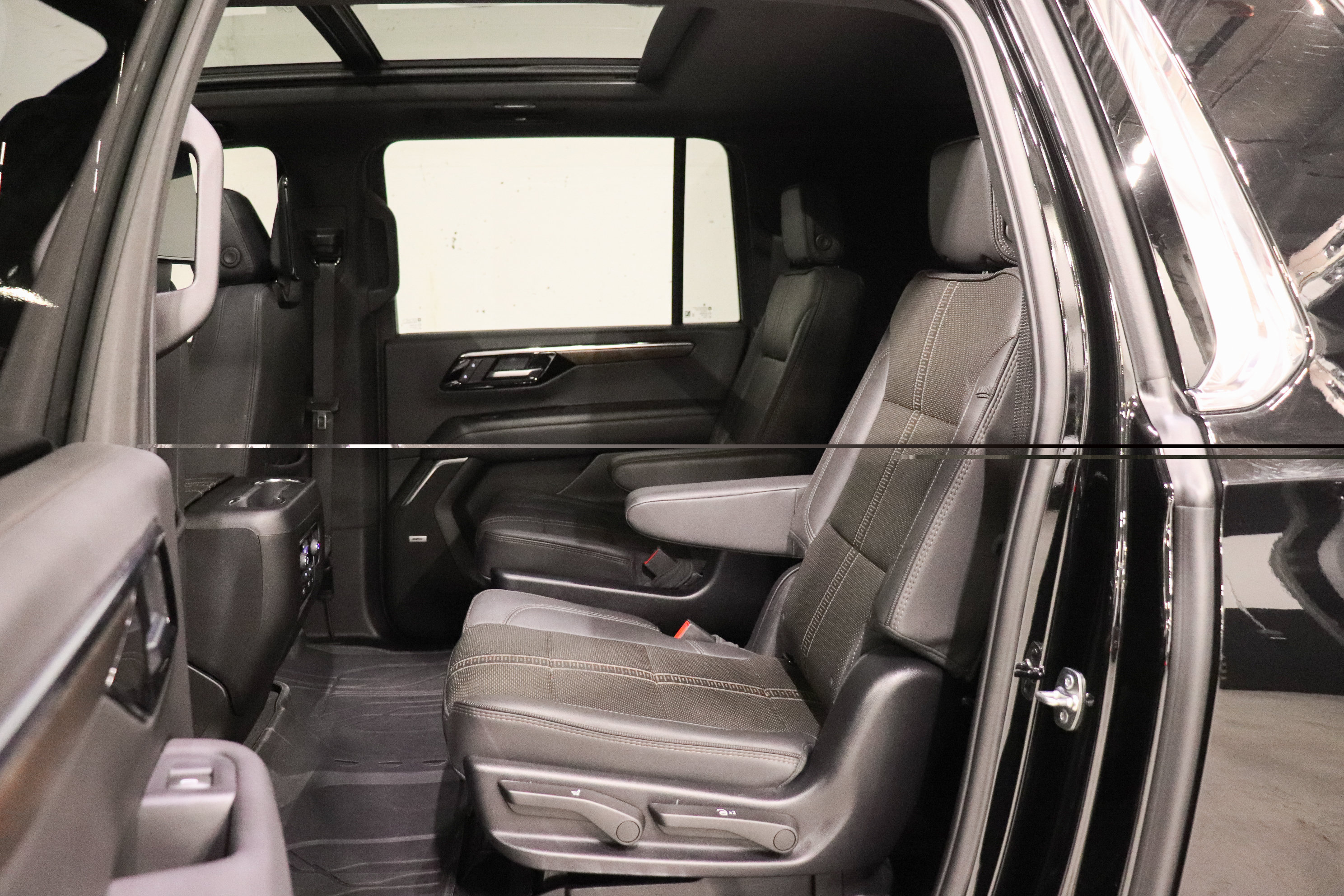 Used 2025 Chevrolet Suburban High Country AWD/4WD image 16