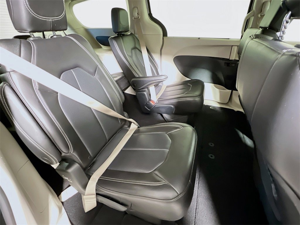 Used 2023 Chrysler Pacifica Touring-L image 25