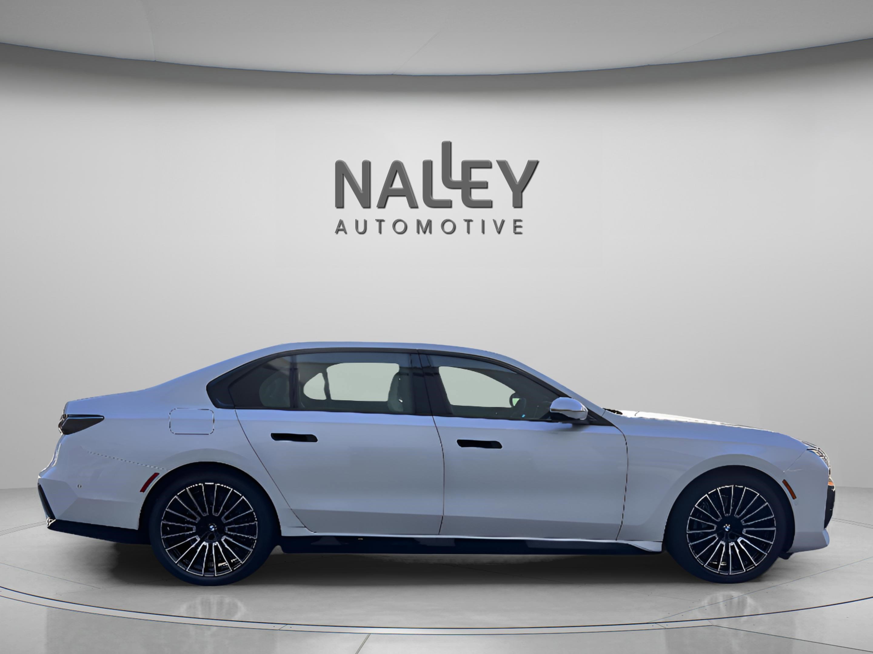 Used 2025 BMW i7 xDrive60 image 5