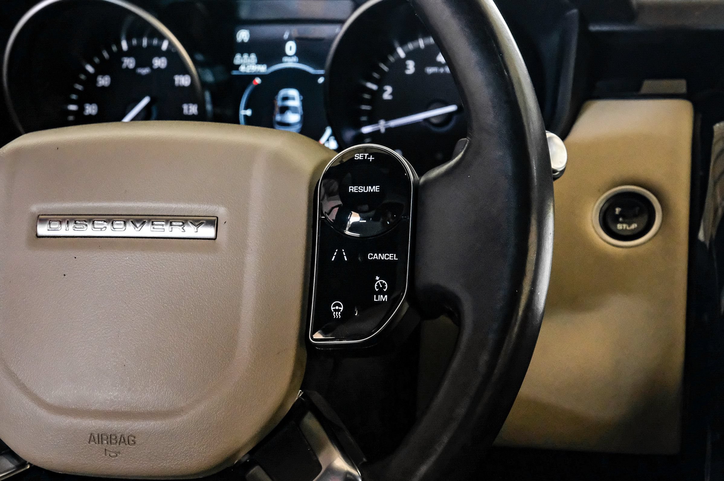 Used 2020 Land Rover Discovery SE AWD/4WD image 18