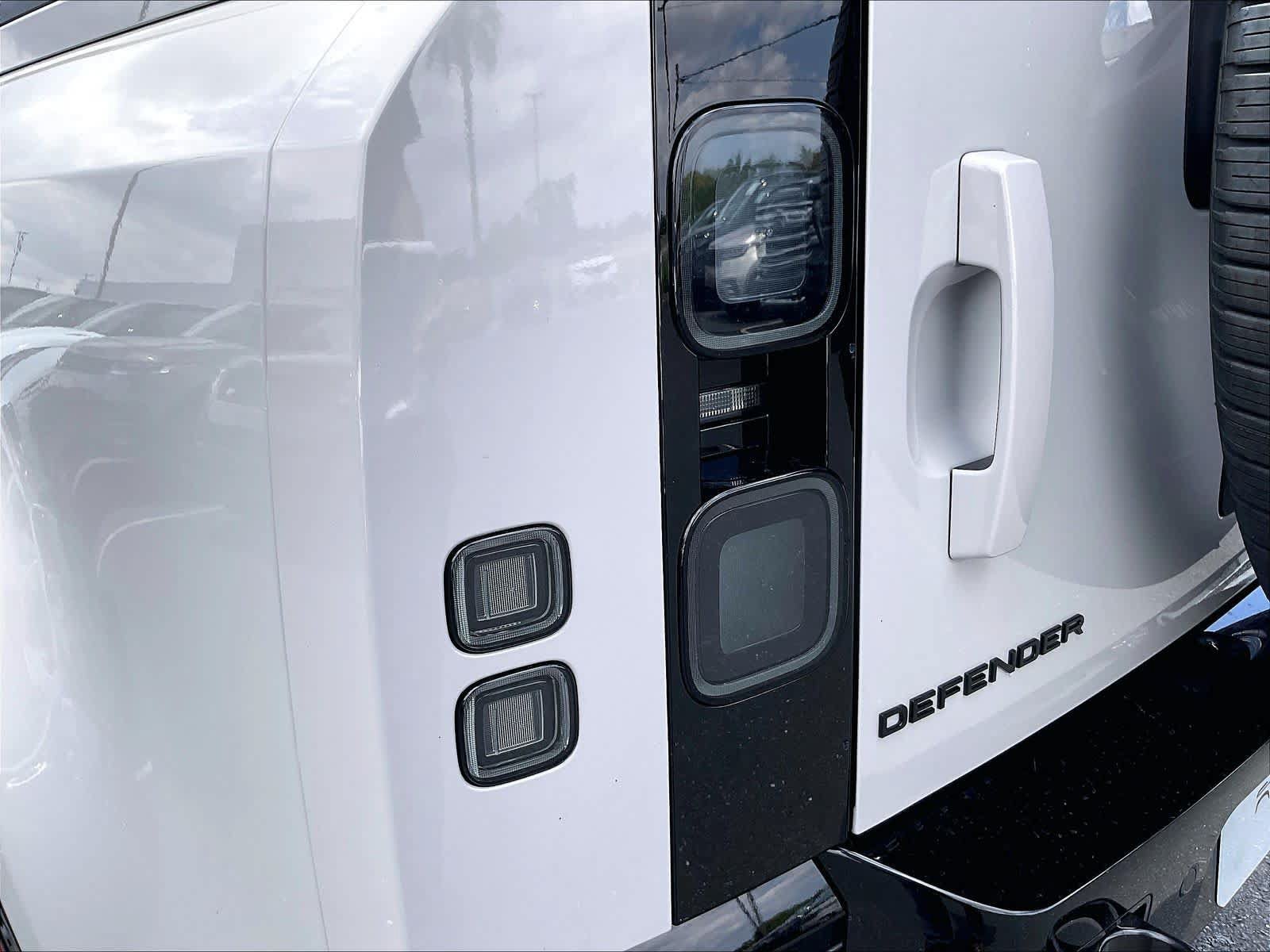 New 2026 Land Rover Defender 110 X-Dynamic SE AWD/4WD image 25