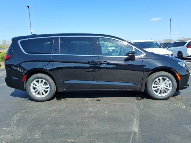 New 2026 Chrysler Pacifica Select AWD/4WD image 21
