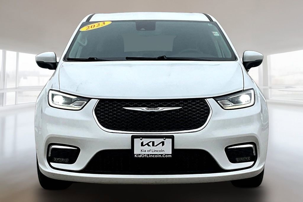Used 2023 Chrysler Pacifica Touring-L image 2