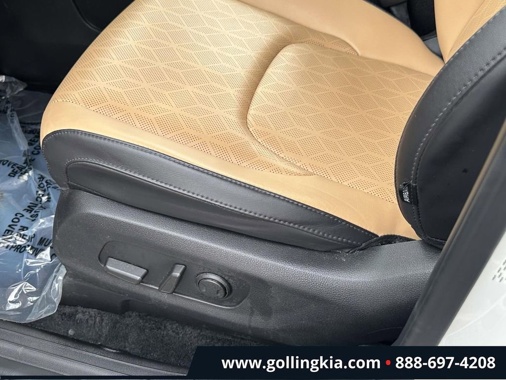 Used 2023 Kia Carnival LX image 18