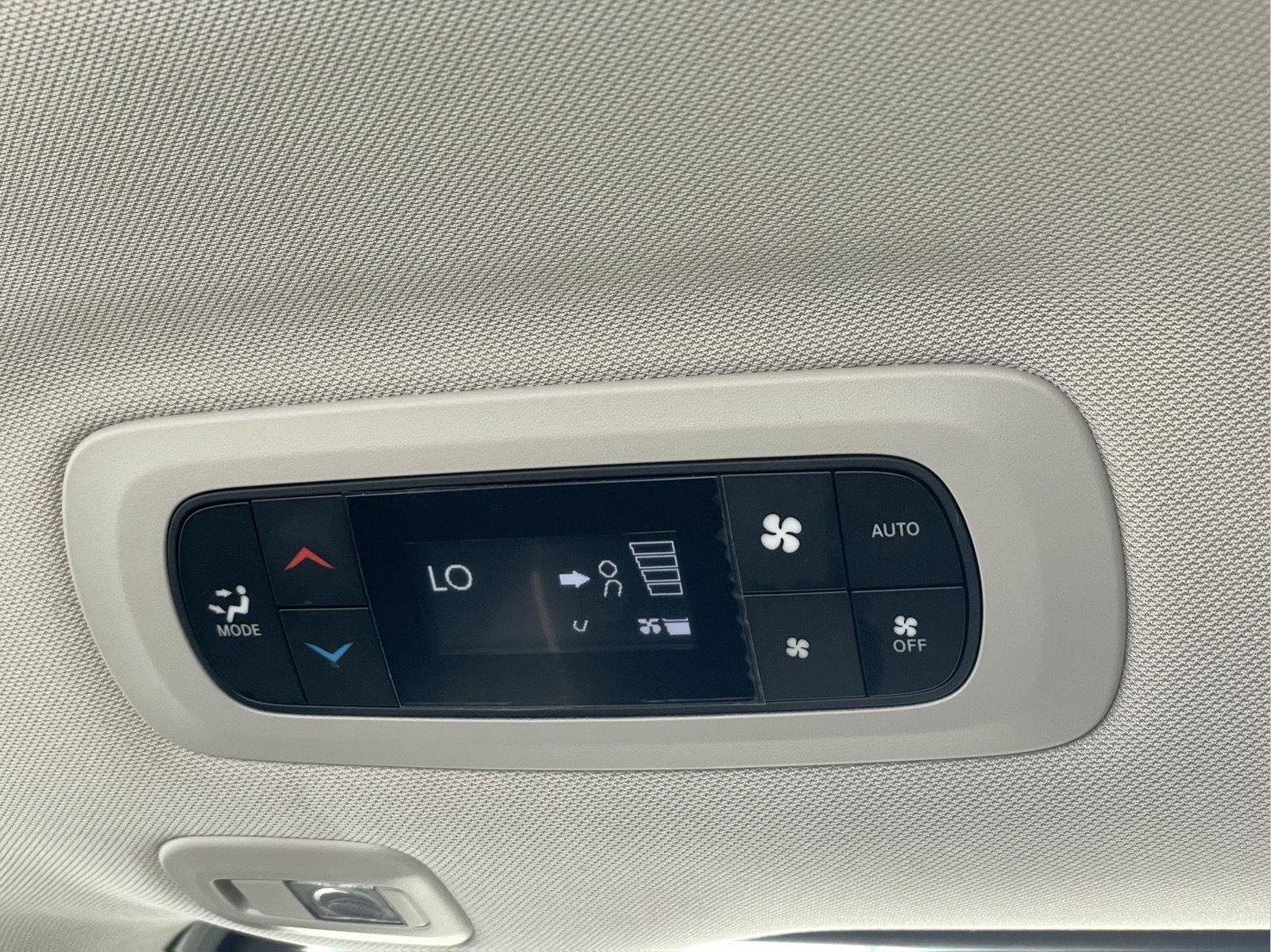 Used 2023 Chrysler Pacifica Limited FWD image 17