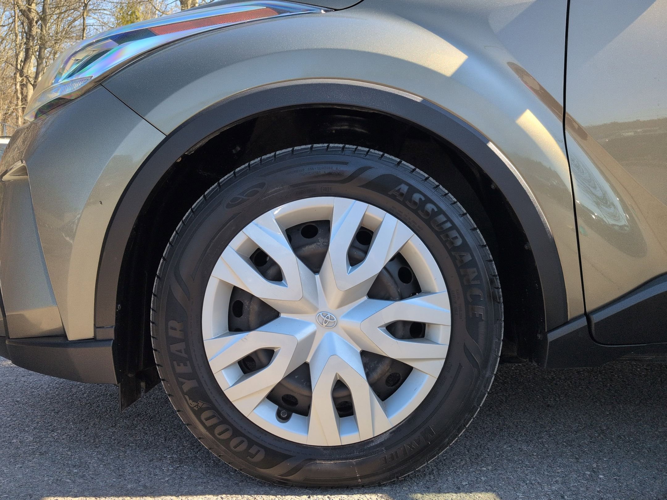 Used 2021 Toyota C-HR LE image 16