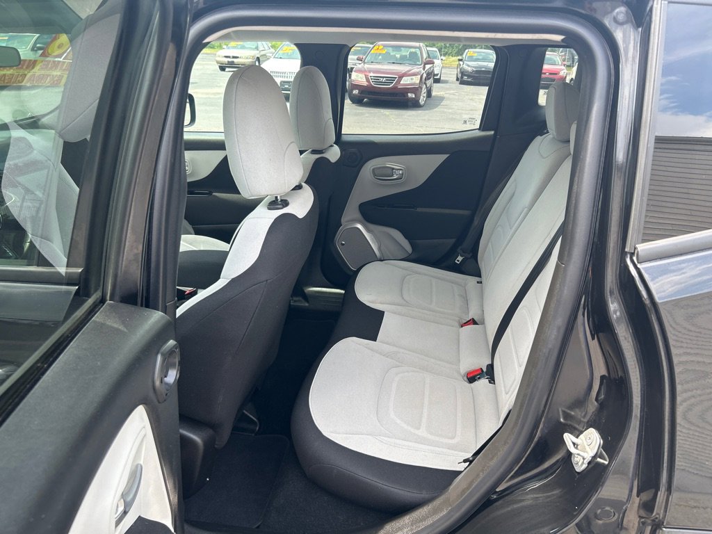 Used 2018 Jeep Renegade Latitude w/ UConnect 8.4 Nav Group AWD/4WD image 10