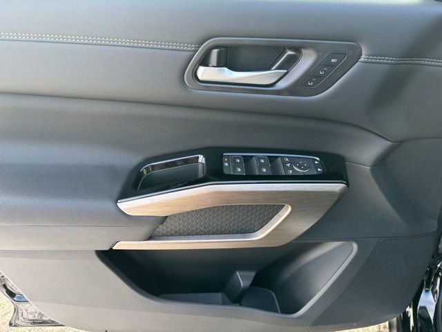 New 2025 Nissan Pathfinder Platinum image 7