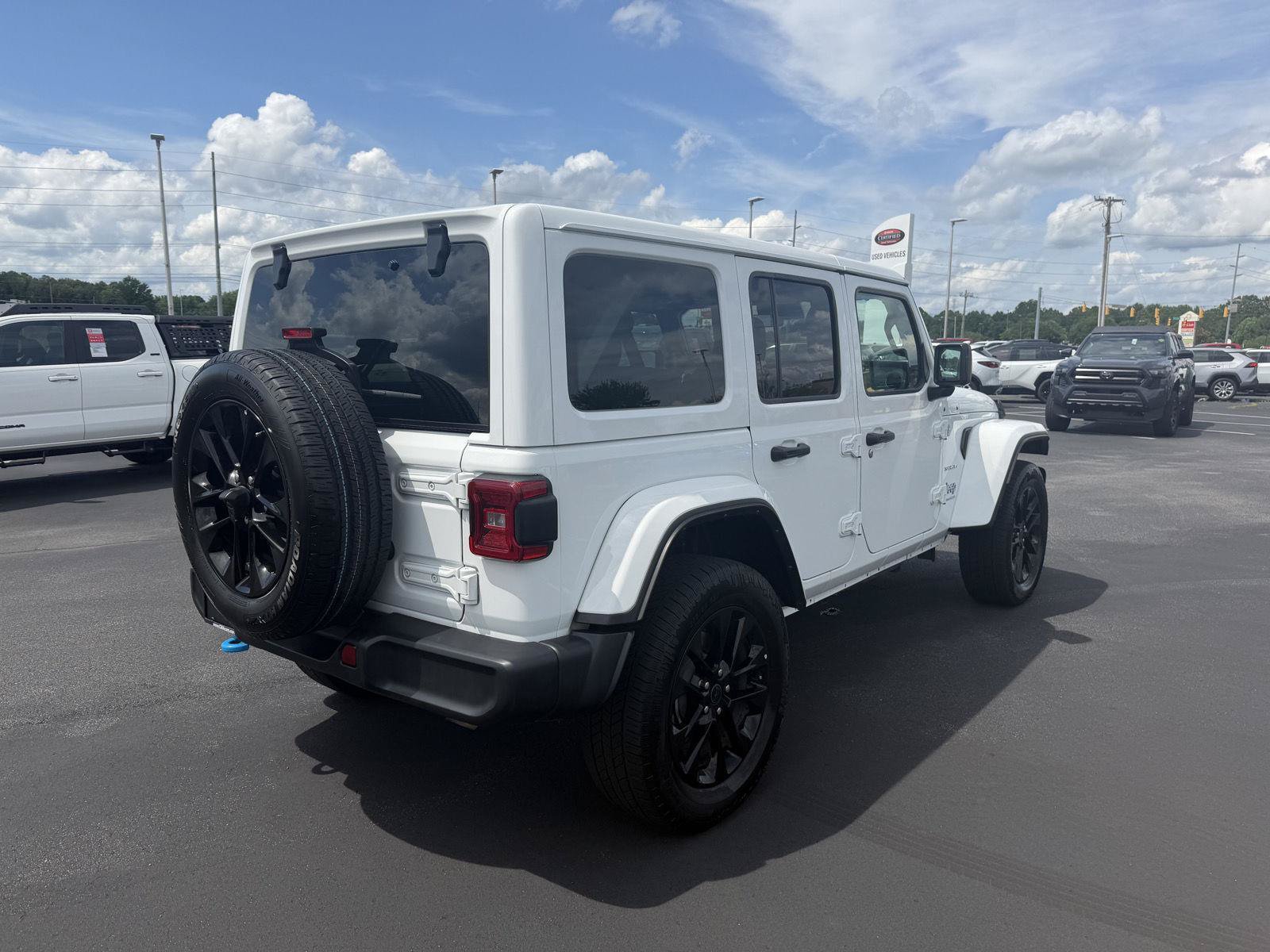 Used 2024 Jeep Wrangler Unlimited Sahara AWD/4WD image 7
