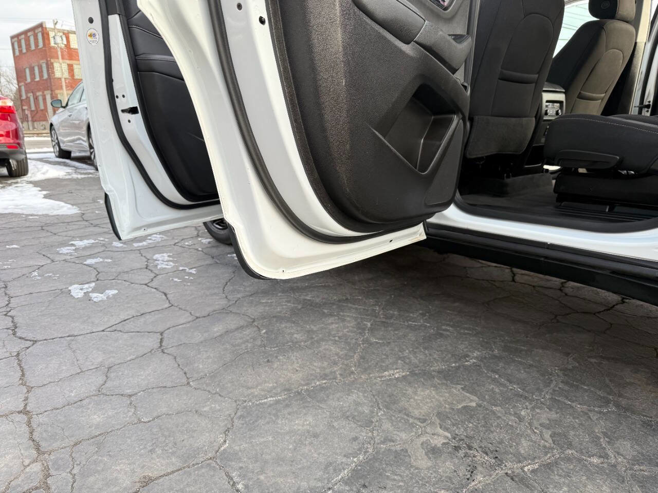 Used 2021 Chevrolet Traverse LT w/ LPO, Blackout Package image 7