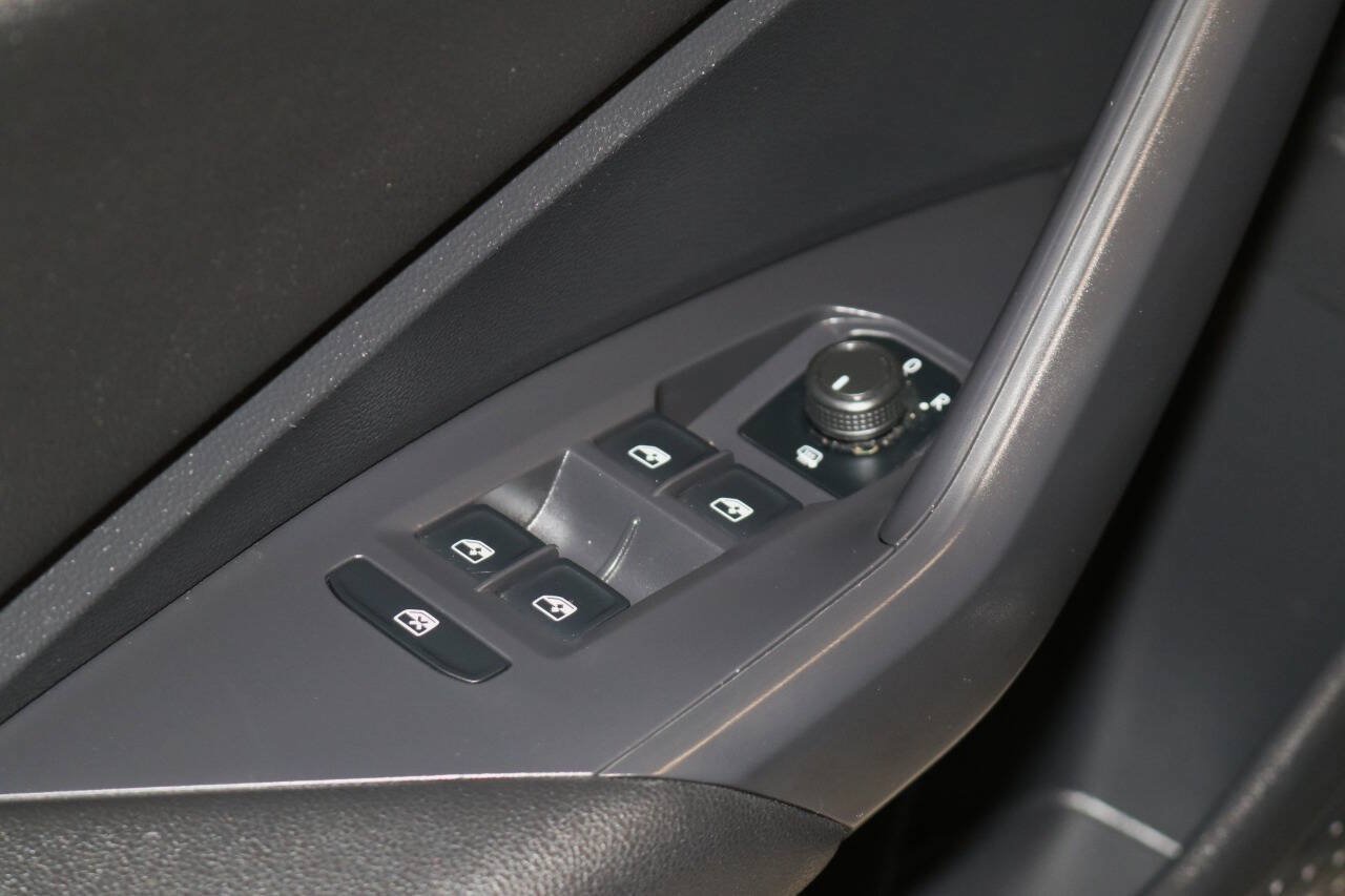 Used 2019 Volkswagen Jetta SE w/ Cold Weather Package FWD image 62