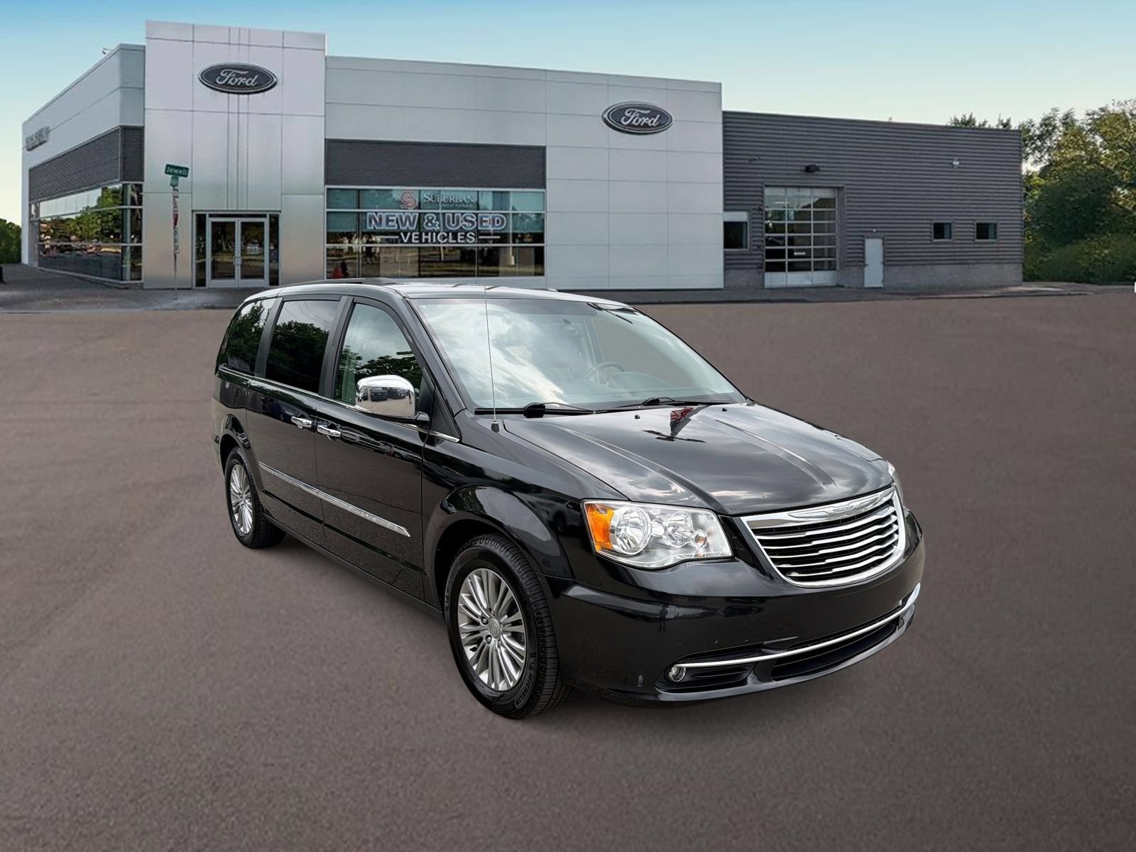 Used 2016 Chrysler Town & Country Touring-L w/ Driver Convenience Group FWD image 2