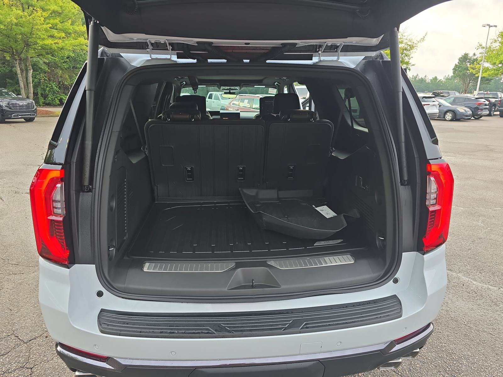 New 2026 GMC Yukon XL Denali Ultimate w/ LPO, Floor Liner Package AWD/4WD image 13