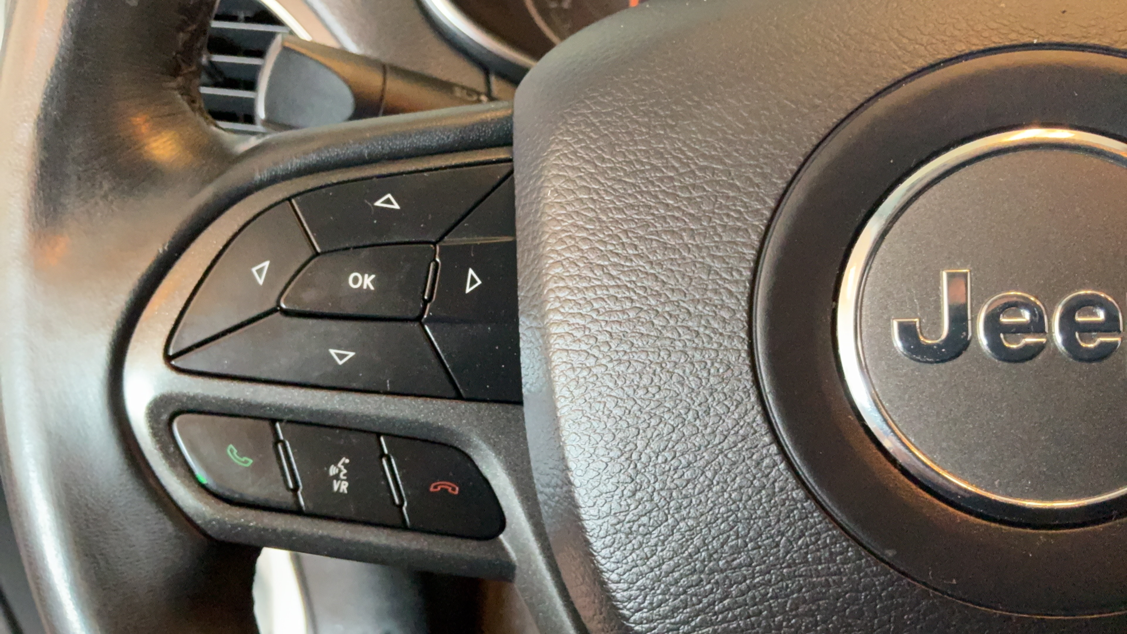 Used 2019 Jeep Cherokee Trailhawk AWD/4WD image 19