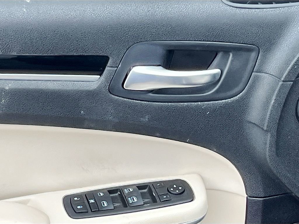 Used 2023 Chrysler 300 Touring w/ Safetytec Plus Group image 17