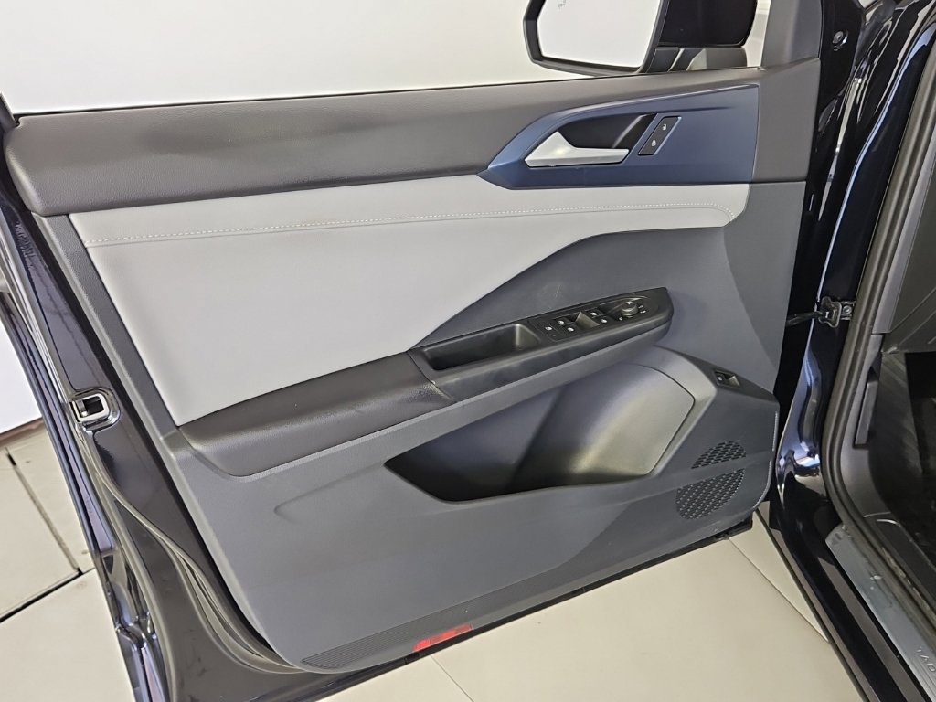 Certified 2023 Volkswagen Taos SE FWD image 11