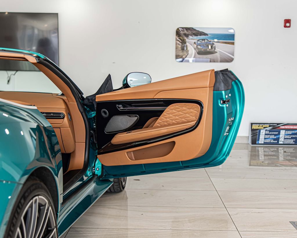 Used 2025 Aston Martin DB12 Convertible image 32