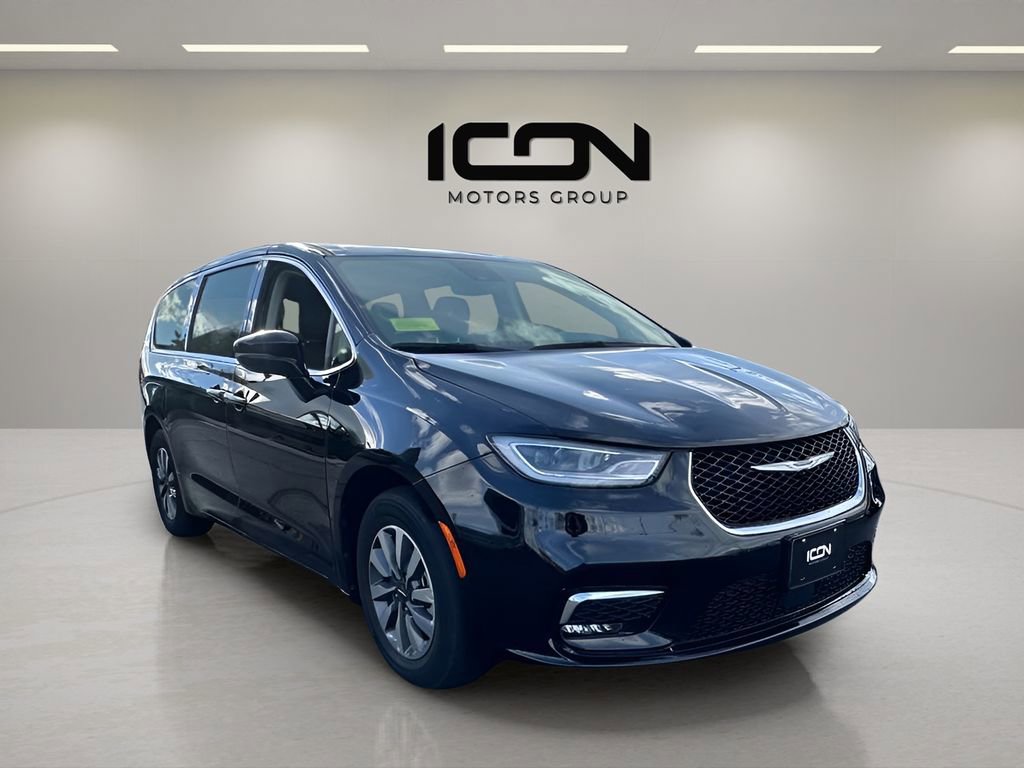 Used 2024 Chrysler Pacifica Select image 3