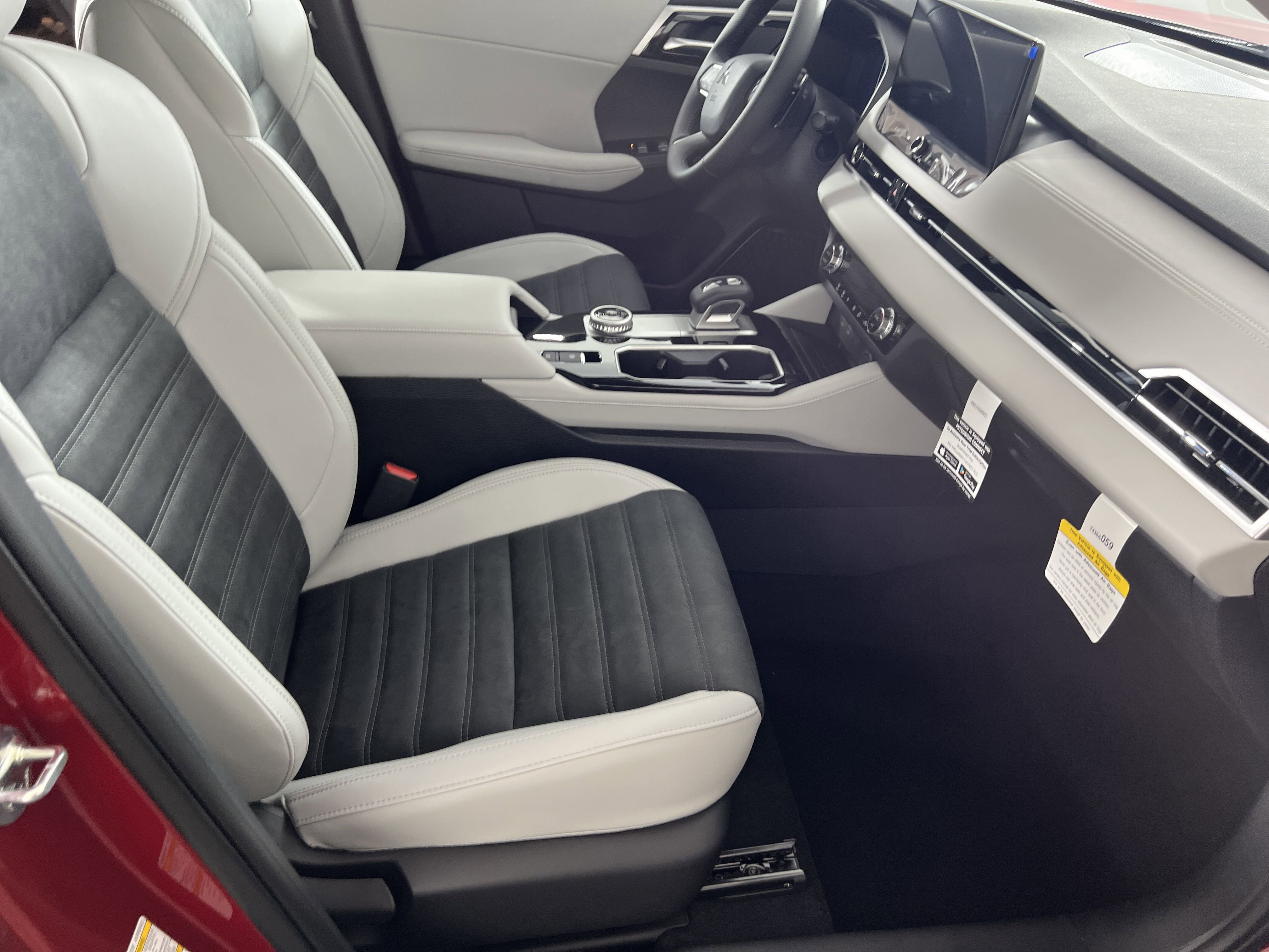 New 2025 Mitsubishi Outlander SE image 14