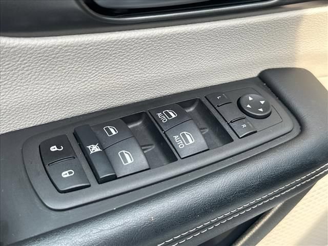 Used 2023 Chrysler Pacifica Touring-L AWD/4WD image 18